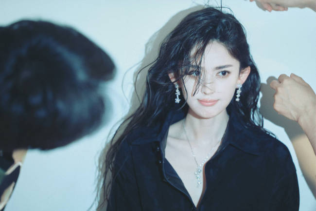 娜扎杂志大片花絮曝光 湿发造型清凉性感魅力十足