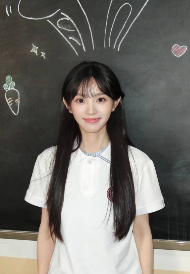 田曦薇穿白色校服化身软萌小兔 灵动俏皮元气满满