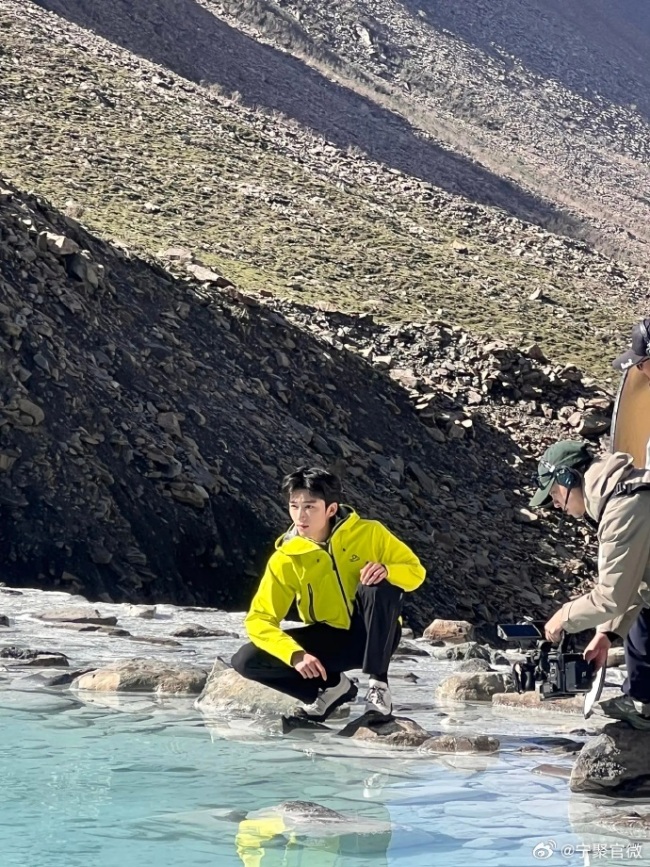 王星越骑马与路人合照 暖心配合路人合影亲和力拉满