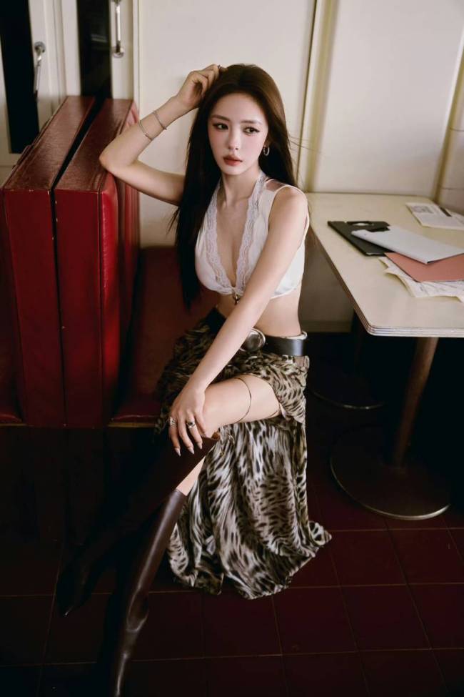 蔡文静穿白蕾丝吊带搭豹纹长裙 热辣张扬野性十足