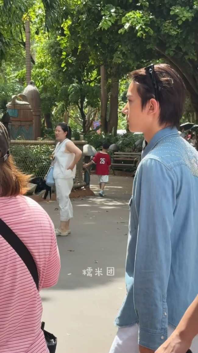 李羲承在香港迪士尼 偶遇萌态十足