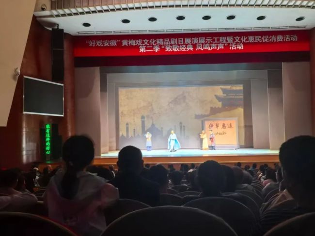 《伊犁月》唱响省城！人气爆满！