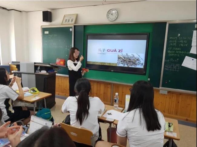 韩国孔子学院用洽洽瓜子做教具图片来源：新华财经