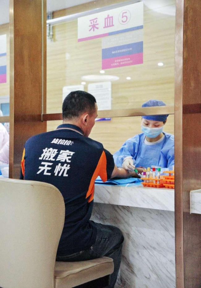 美年健康集团北京美福分院的医护们为城市货运司机进行体检