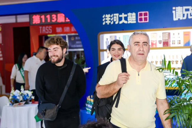 “绵柔浪潮”涌动金陵,洋河尽显2025秋糖东道主待客之道