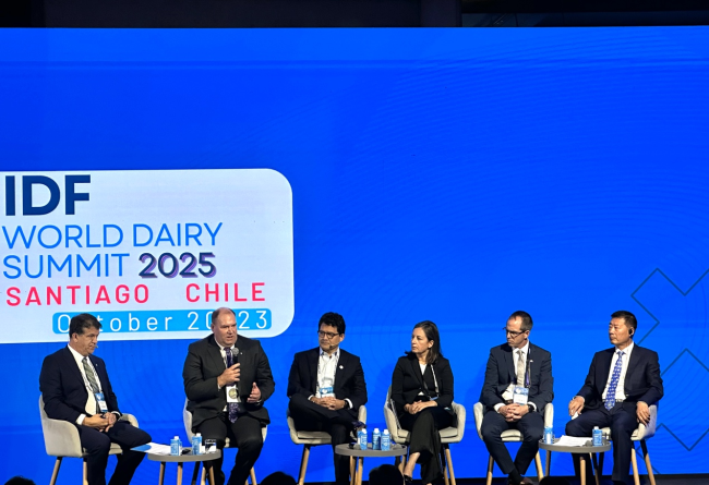 世界乳业峰会开幕式领袖峰会现场。左起人物：国际乳品联合会（IDF）主席Gilles Froment、新西兰食品安全与生物安全部部长、农业部副部长Andrew Hoggard、格洛里亚集团执行总裁Claudio Rodriguez Huaco、雀巢集团首席可持续发展官Antonia Wanner、赛美特首席执行官Matt McCready、中国飞鹤董事长冷友斌
