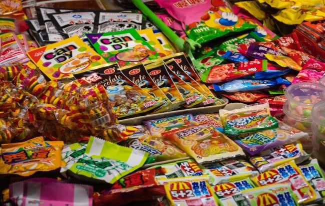 亏损1.2亿比较好的股票配资平台，知名零食品牌降价也卖不动了？