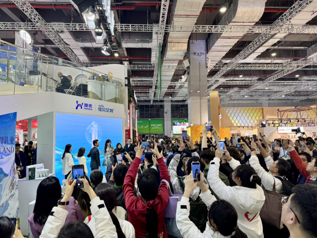 △佳贝艾特新品发布会暨《2026婴配粉喂养趋势报告》发布会现场人气爆棚。