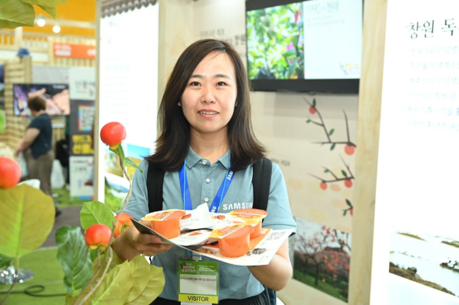 2023“村带头人访韩”活动期间,杨维娜参观农博会柿子深加工产品