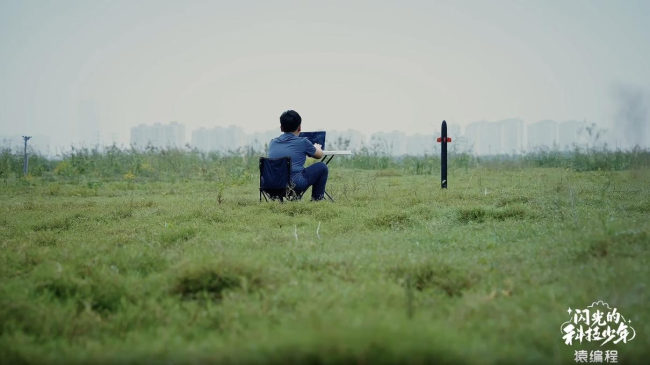 严弘森在发射现场专注操作