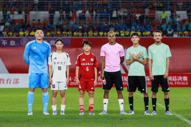 阿迪达斯顶尖足球资源赋能,2026苏超联赛装备升级