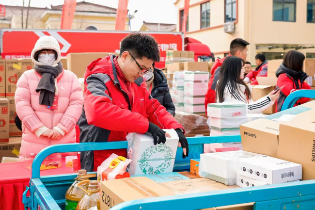 京东为光明村送出“最有面儿”年货 佰草集面膜套装大姨小妹人手一份