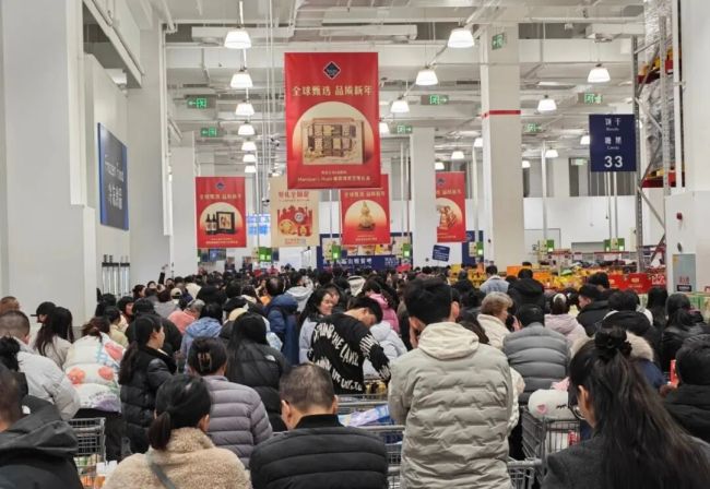 年底的山姆又挤爆了！盒马、奥乐齐、七鲜、快乐猴齐发力，零售新势力抢食年节消费
