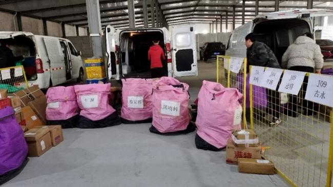 ▲拼多多“免费送货入村”服务落地扶风县，并依托县级物流共配中心建起了进村快递中转仓。王菲菲|摄