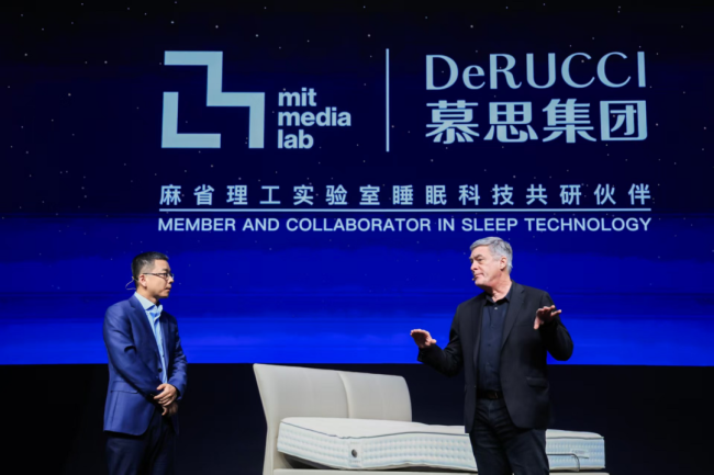 麻省理工学院终身教授、麻省理工学院实验室学术带头人约瑟夫·帕拉迪（右）参会交流