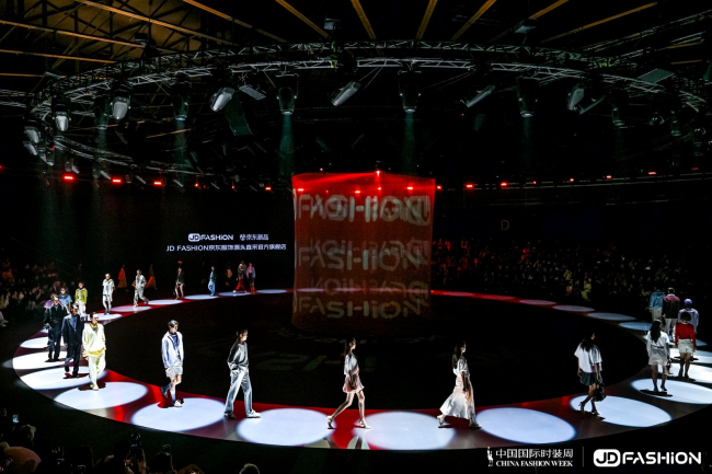 中国国际时装周大秀直击：京东JD FASHION自研面料首发，成立品质联盟筑行业新标准