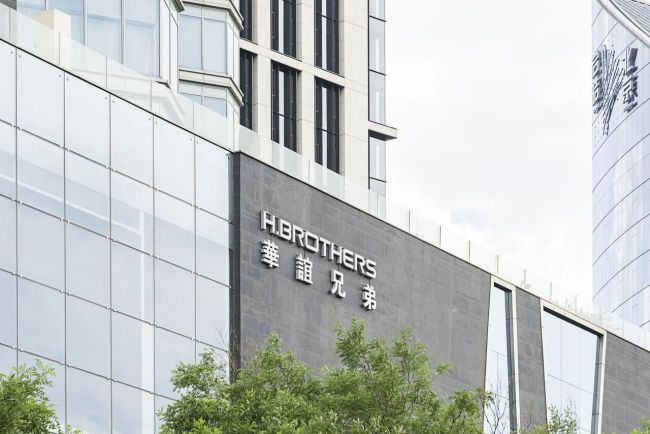 华谊兄弟，为何等不来白衣骑士？