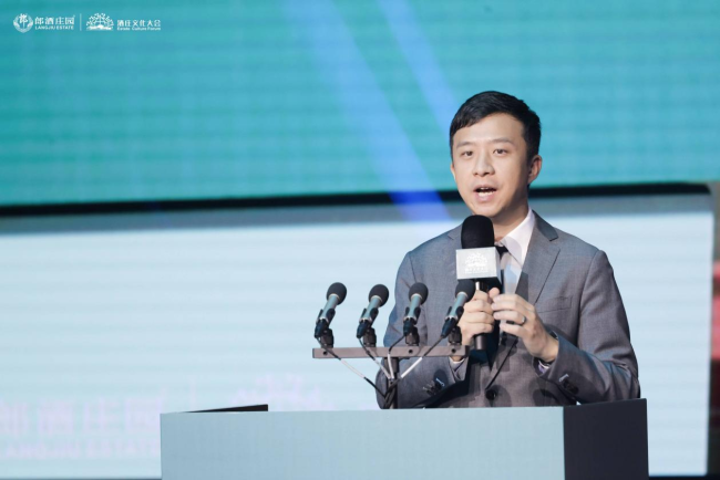 (郎酒股份总经理汪博炜代表郎酒庄园发起“世界酒庄联名邀约”)