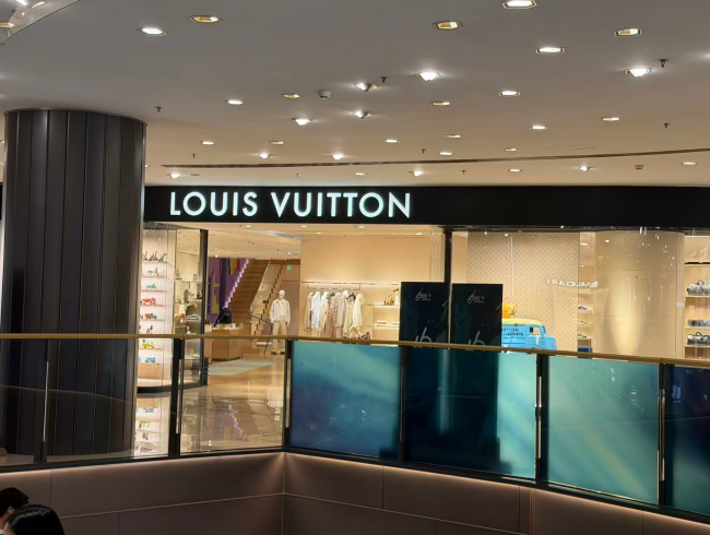 LV门店外蓝鲸记者摄