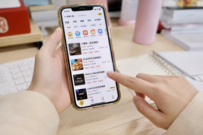 图：用户用线上平台下单（AI生成）