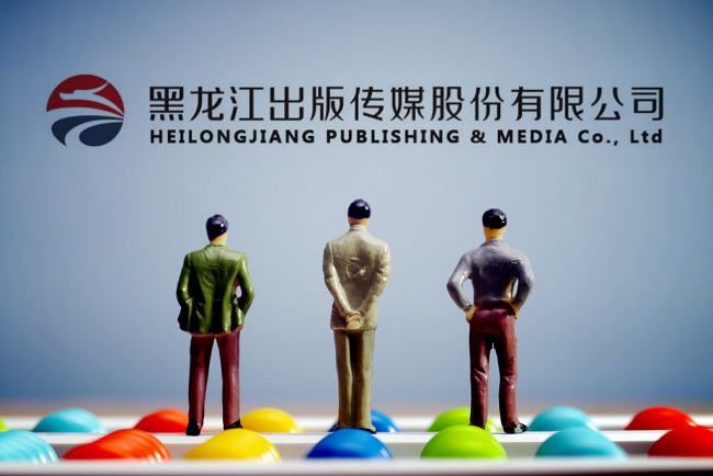 六连板龙版传媒复牌首日一字跌停，称“8月AI视频收入不掌握”，按平台规则今日为账单日