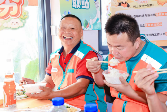 （司机师傅在滴滴送货司机驿站吃爱心午餐）