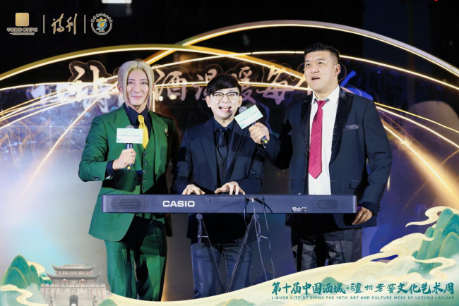 （张舆息、段俊、朱璐三人组在艺术周户外大众诗歌朗诵会现场演唱互动）