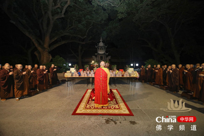 八月十五普陀山普济禅寺举行“拜月”祈福法会
