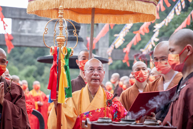道慈大和尚一行出席能仁寺了法大和尚升座庆典