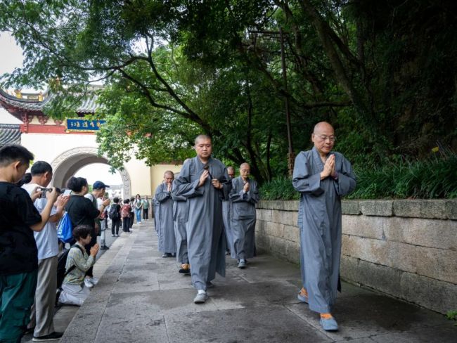 杭州灵隐寺和尚图片