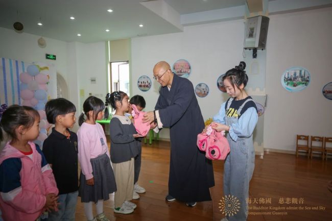 智宗法师为小朋友分发节日礼物