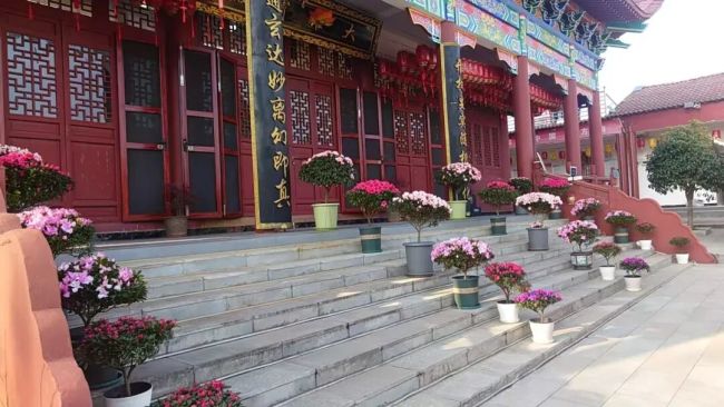 现在信佛的人多，真正修持正道的人寥寥无几！为什么呢？