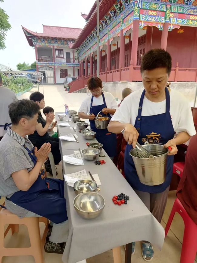 为什么那么多佛弟子都愿意到寺院做义工？做义工影响修行吗？