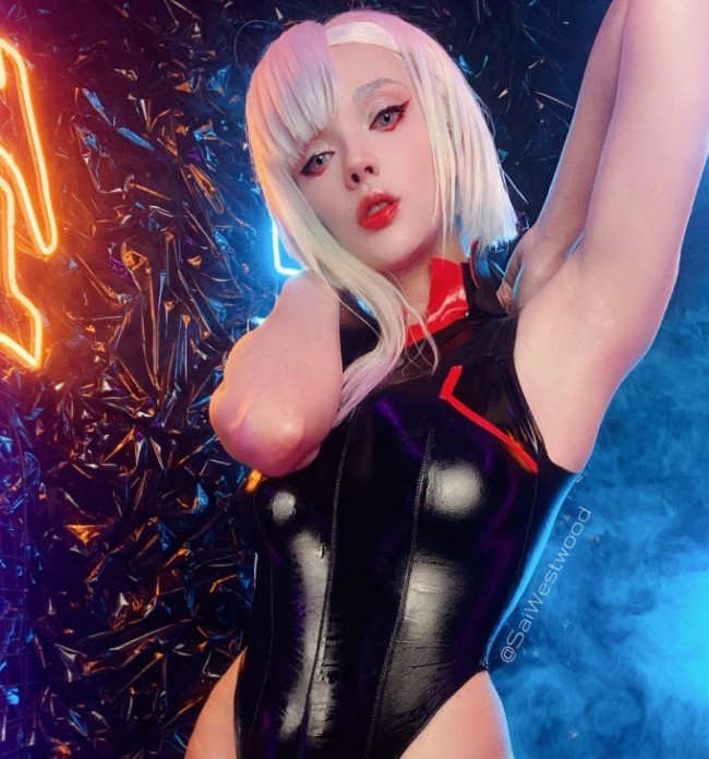俄罗斯美女Cos《赛博浪客》露西 胶衣美体神还原