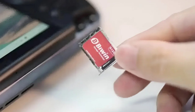 国产迷你SSD惊呆老外:只有SIM卡那么小