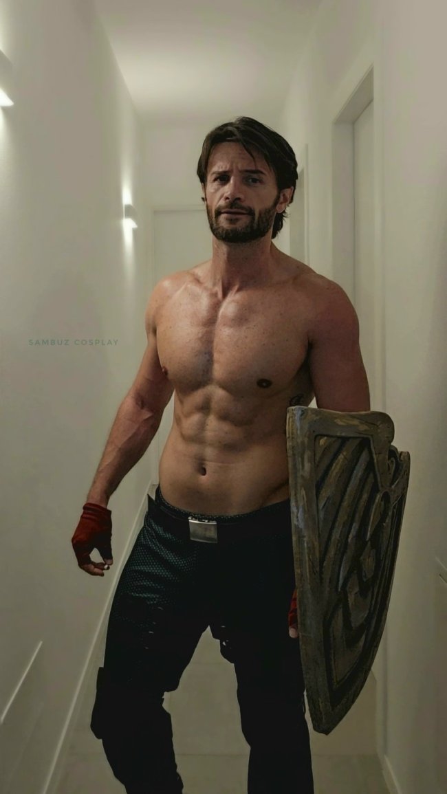 皮衣配圣诞帽！意大利Coser演绎《鬼泣5》圣诞但丁