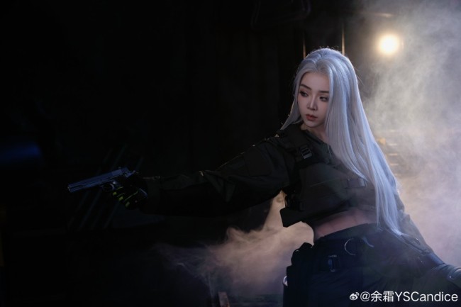 餘霜COS《暗區突圍》美圖 白發側顏超美麗