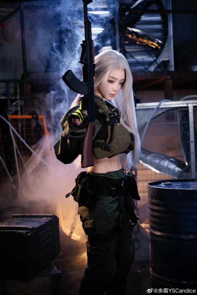 余霜COS《暗区突围》美图 白发侧颜超美丽