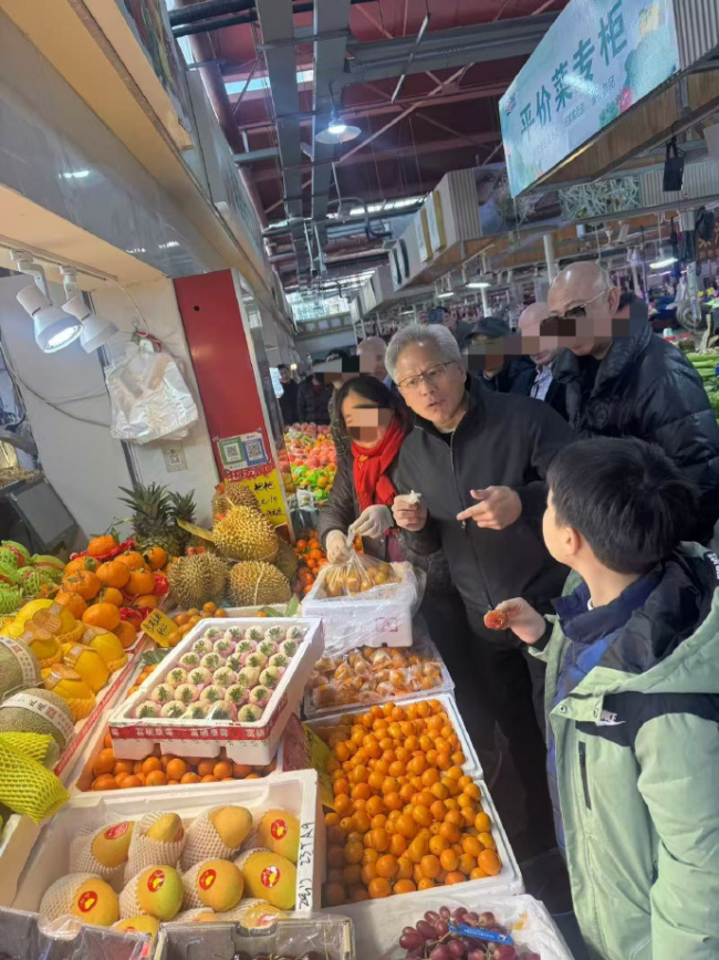 英伟达职工晒年会最牛年终奖：黄仁勋亲笔签名皮衣