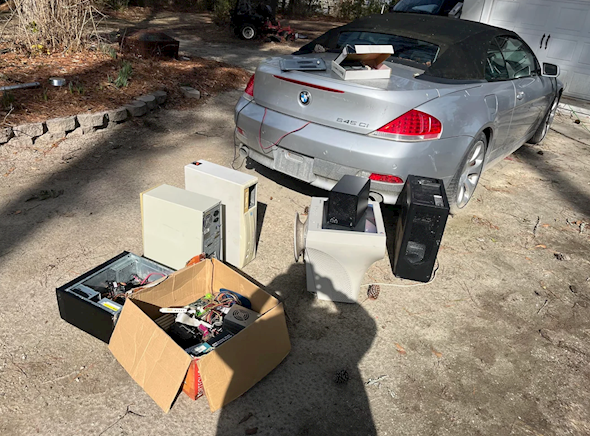 老外垃圾堆竟捡到完整PC 光64GBDDR4内存就值5000