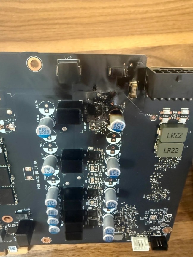 RTX4080 Super短路：严重到PCB齐被烧穿 号称最惨烈