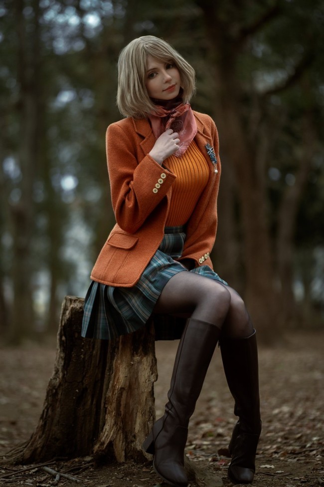 顶不住！《生化危机4》艾什莉“脸模”“体模”女仆装同框