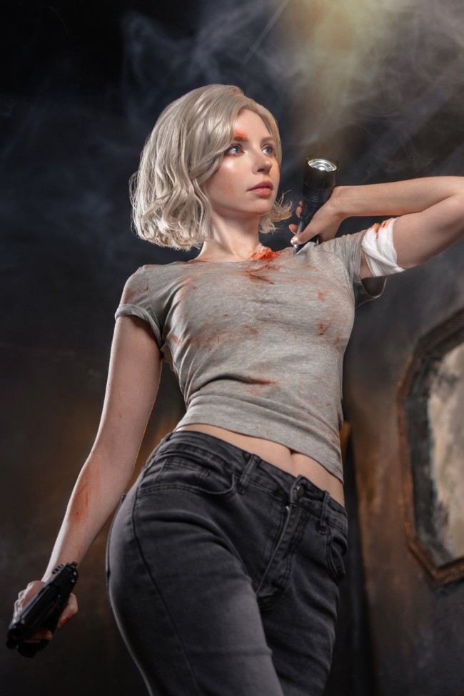 顶不住！《生化危机4》艾什莉“脸模”“体模”女仆装同框