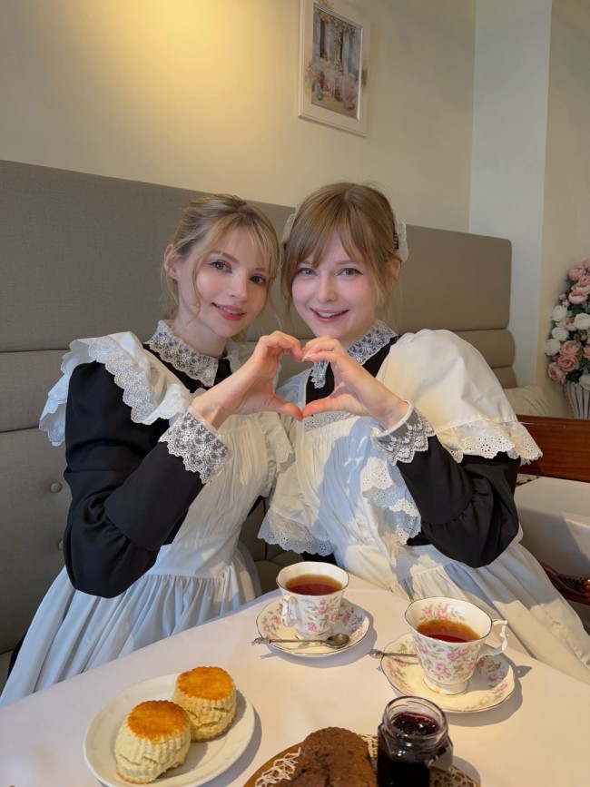 顶不住！《生化危机4》艾什莉“脸模”“体模”女仆装同框