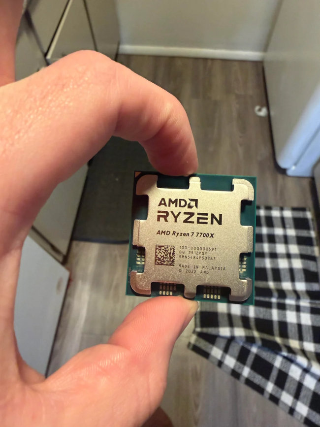 就离谱!网友爆他家的狗咬坏了一颗锐龙7 7700X CPU