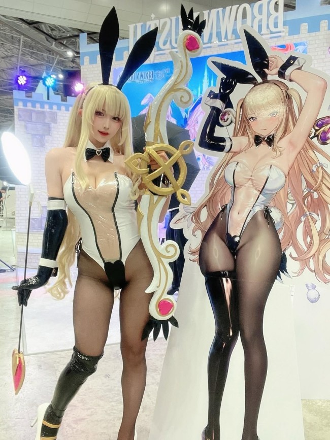 日本模特cos《棕色尘埃2》魔法少女ut妈 大雷露肚脐很吸睛！