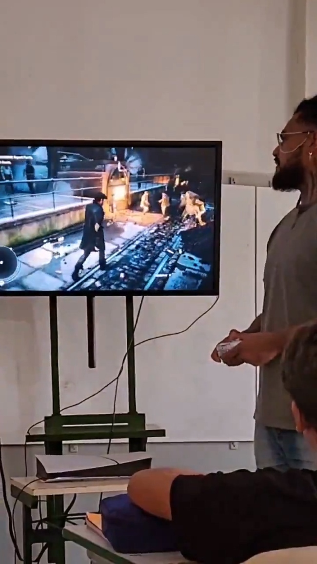 国外学校现场用PS5玩《刺客信条：枭雄》上历史课