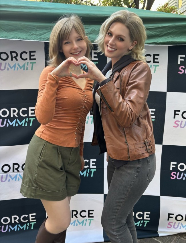 《生化4》艾什莉脸模Cos蜘蛛格温 白黑连体服显身材