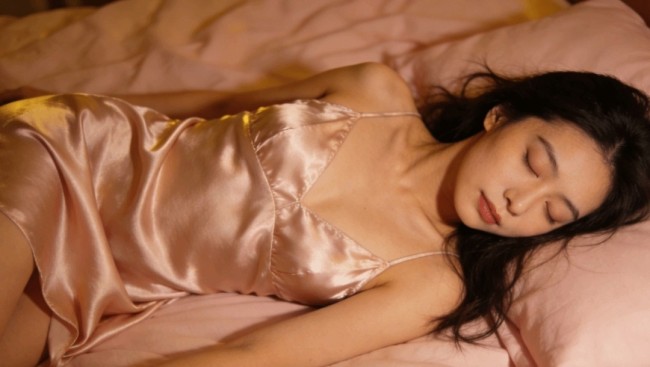 前年中国东谈主平均睡觉不及7小时 入睡时刻多数在0点后