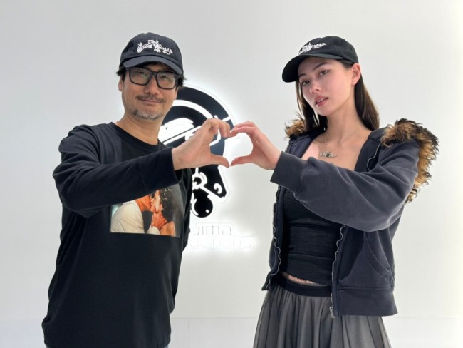 小岛秀夫与大好意思女劳伦蔡合影 亲密比心羡煞旁东谈主